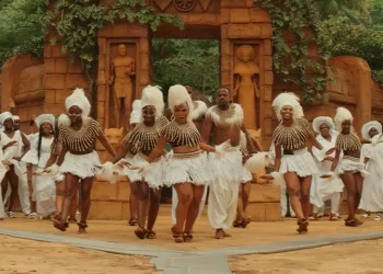 Ruth Carter faz história ao ganhar o Oscar por Pantera Negra: Wakanda Para Sempre