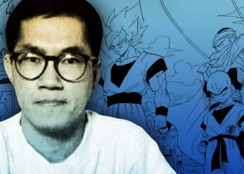 Fotografia em preto e branco de Akira Toriyama, que morre aos 65 anos criador da franquia Dragon Ball. Ele está sorrindo e vestindo uma camisa de colarinho.